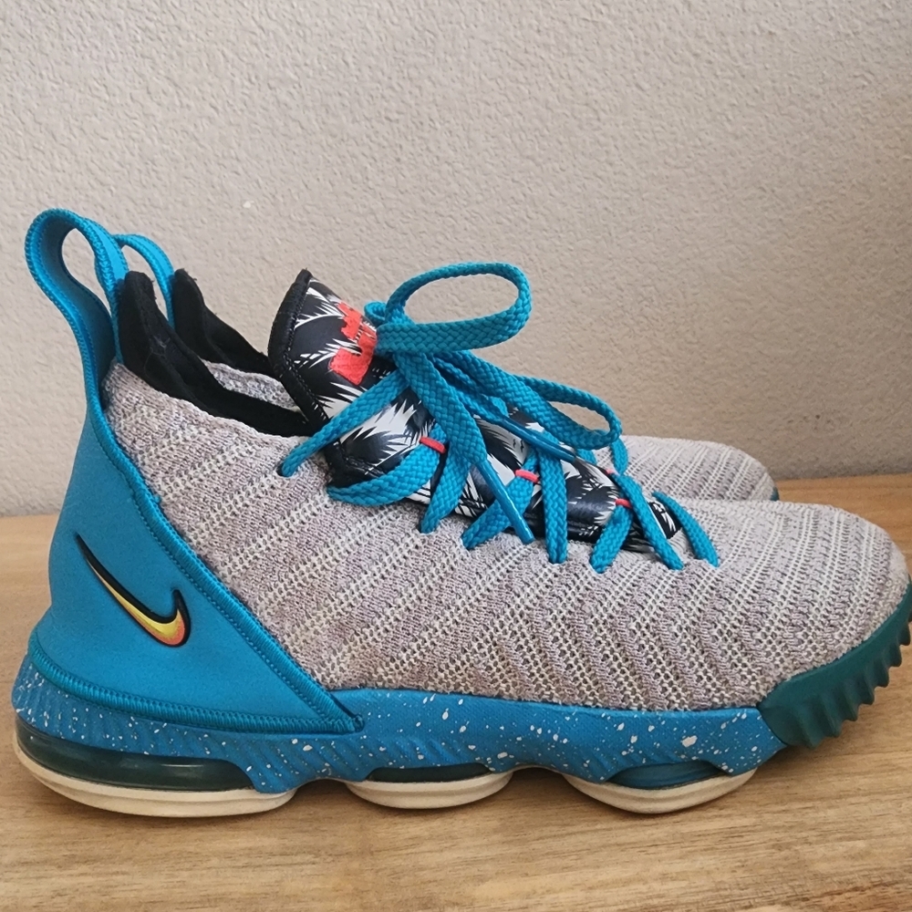 Nike Boys Lebron XVI 16 GS Sneaker South Beach Light Bone Tour Yellow Size 5.5Y